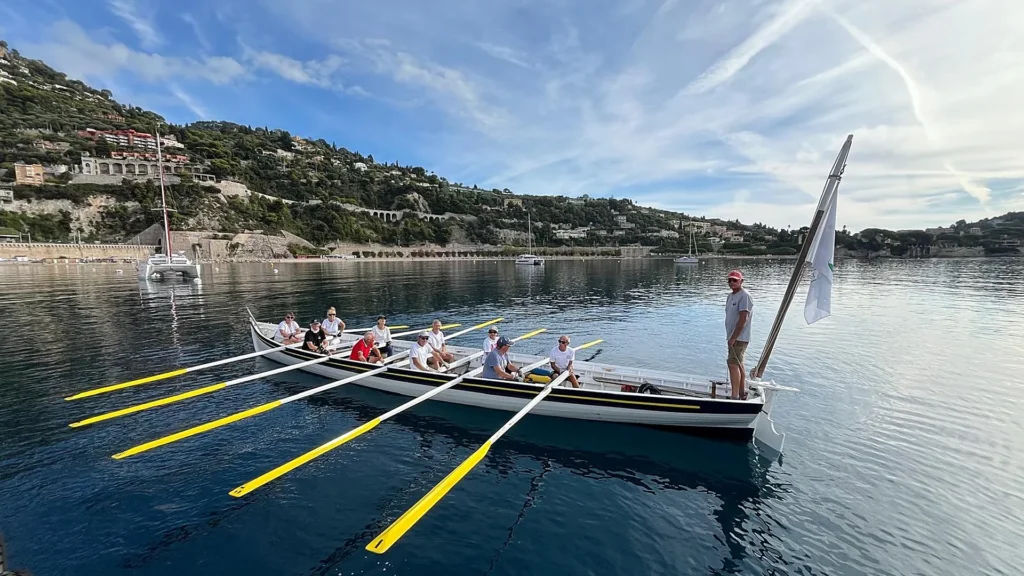 Vendredi midi devant Èze, un bateau joue de la musique au milieu de la flottille