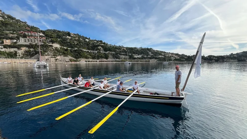 Vendredi midi devant Èze, un bateau joue de la musique au milieu de la flottille