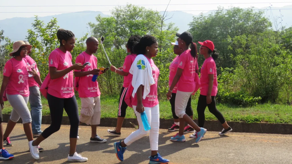 Levens : une marche rose du village au Grand Pré, échauffement zumba compris