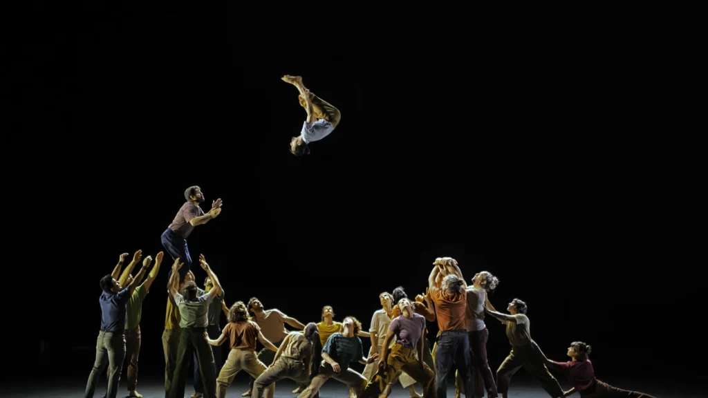 À Antibes, 22 acrobates de la Cie XY construisent des montagnes humaines en chantant a cappella
