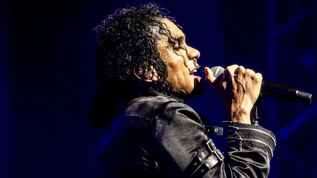 Menton : repéré dans un café, Wendel Gama chante Michael Jackson avec orchestre