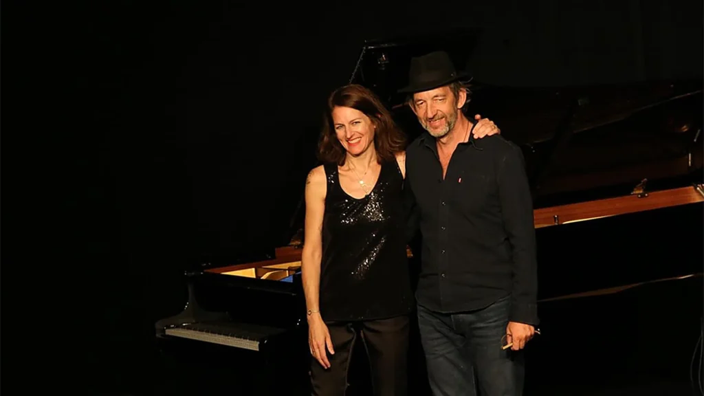 Vanessa Wagner et Arthur H, côte à côte près d'un piano