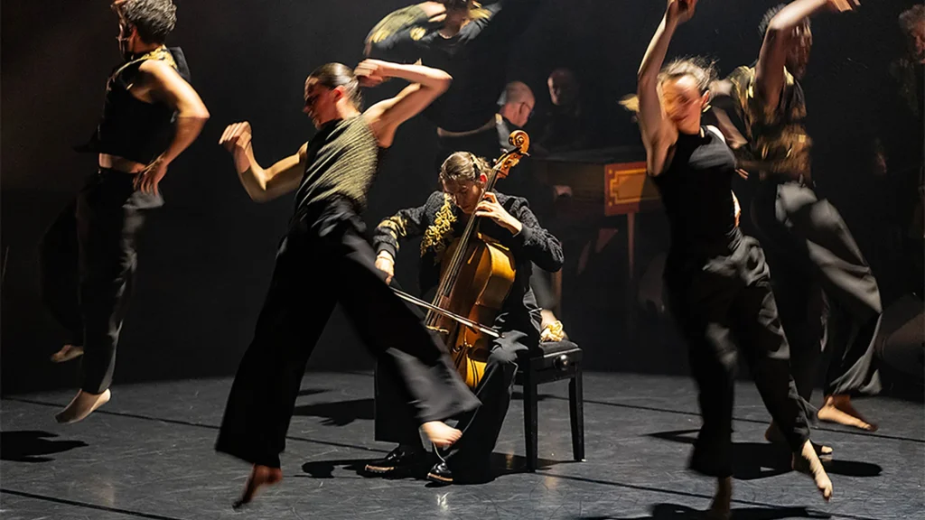 Danseurs de la compagnie Käfig au milieu des musiciens baroques