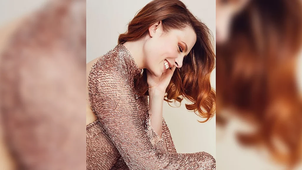 Élodie Frégé, cheveux roux, souriante