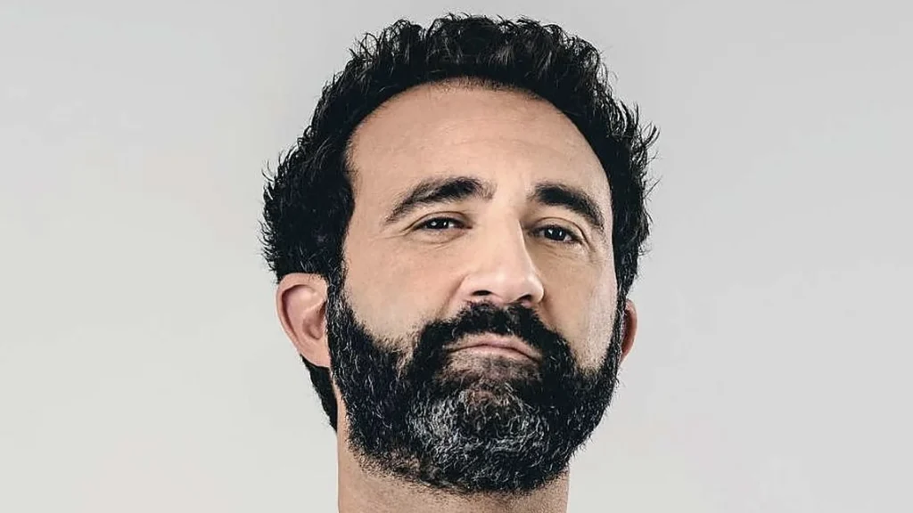 Mandelieu : papa à 47 ans, Mathieu Madenian cherche à ne pas passer pour un boomer