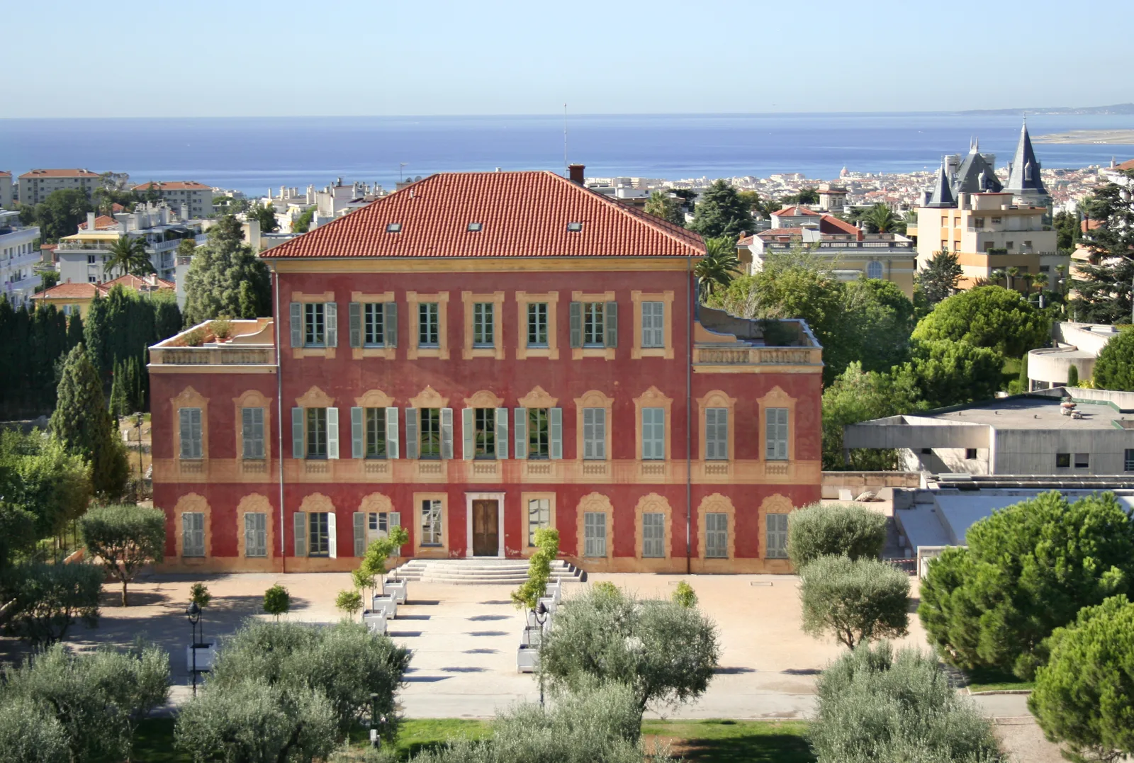 Le Musée Matisse, villa rouge de Cimiez, avec la mer au fond