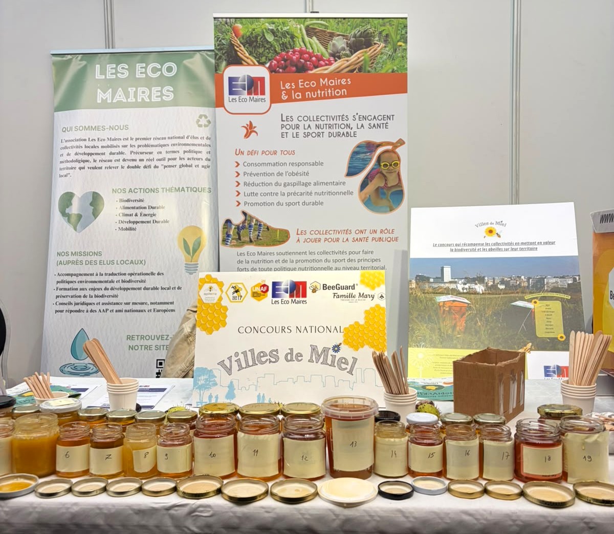 Stand du concours Villes de Miel avec pots de miel numérotés
